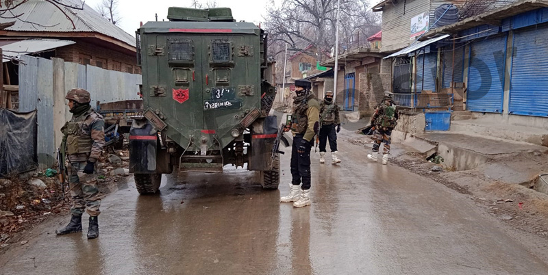Security forces near encounter site at Chandgam in Pulwama on Wednesday. —Excelsior/Younis Khaliq Security forces near encounter site at Chandgam in Pulwama on Wednesday. —Excelsior/Younis Khaliq