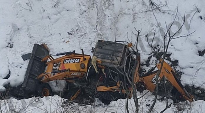 A JCB which fell into deep gorge from snow-clad road in Gandoh area of Doda. —Excelsior/Rafi Choudhary