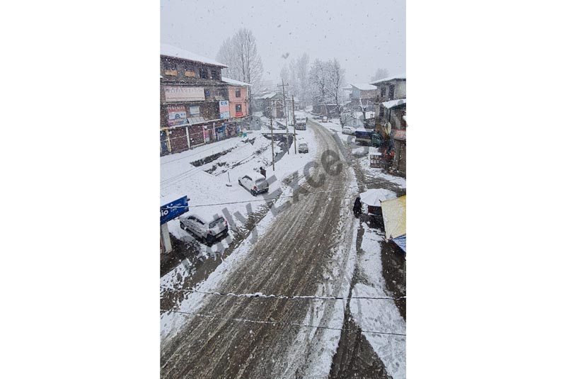 A view of snow clad Shopian town in Kashmir. —Excelsior/Younis Khaliq A view of snow clad Shopian town in Kashmir. —Excelsior/Younis Khaliq