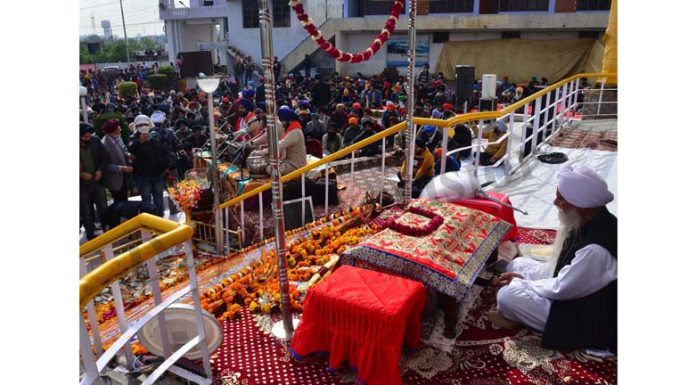 Devotees paying obeisance at Digiana Ashram Gurdwara on Parkash Parv of Guru Gobind Singh Ji in Jammu. -Excelsior/Rakesh