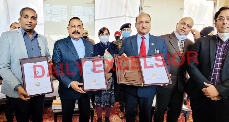 Union Minister Dr Jitendra Singh flanked by Director AIIMS Dr Shakti Gupta and Director IIIM Dr S Reddy during the signing of MoU between the two institutions at Vijaypur on Saturday. —Excelsior/Nischant Union Minister Dr Jitendra Singh flanked by Director AIIMS Dr Shakti Gupta and Director IIIM Dr S Reddy during the signing of MoU between the two institutions at Vijaypur on Saturday. —Excelsior/Nischant