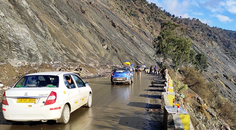 Stranded vehicles moving towards Jammu on the National Highway on Thursday. -Excelsior/Parvaiz Mir Stranded vehicles moving towards Jammu on the National Highway on Thursday. -Excelsior/Parvaiz Mir