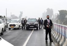 SPG personnel stand on guard as the convoy of Prime Minister Narendra Modi was struk on a flyover on his way to Hussainiwala, on Wednesday. (UNI)