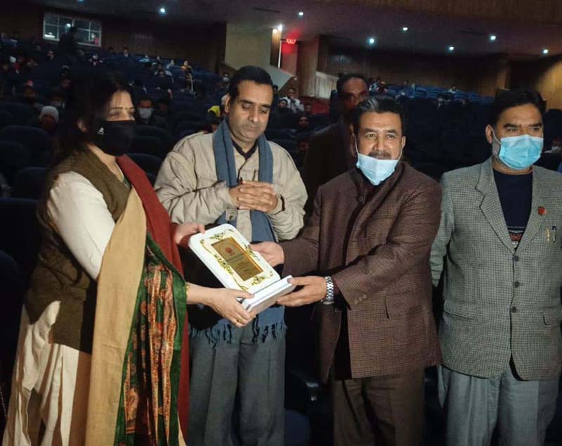 Guest speakers Prof Madhulika and Dr Mahesh Kaul receiving mementoes from Director Sports Gazanfar Ali at Jammu University on Monday. Guest speakers Prof Madhulika and Dr Mahesh Kaul receiving mementoes from Director Sports Gazanfar Ali at Jammu University on Monday.