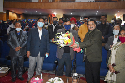 Director YS&S presenting bouquet to Principal Secy Alok Kumar during inaugural ceremony of Youth Festival at Jammu Universiry. Director YS&S presenting bouquet to Principal Secy Alok Kumar during inaugural ceremony of Youth Festival at Jammu Universiry.