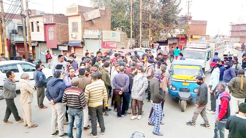 People protesting at Kathua on Saturday.-Excelsior/Pardeep People protesting at Kathua on Saturday.-Excelsior/Pardeep