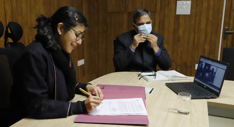 CEO JSCL Avny Lavasa during signing of agreement. CEO JSCL Avny Lavasa during signing of agreement.