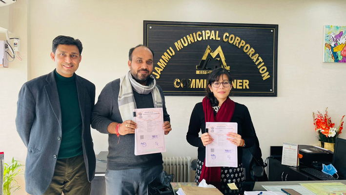 CEO JSCL Avny Lavasa and Vice President Parth Buildwell exhibiting agreement in Jammu on Wednesday. CEO JSCL Avny Lavasa and Vice President Parth Buildwell exhibiting agreement in Jammu on Wednesday.