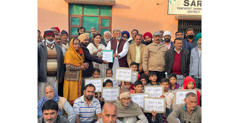 Affected farmers presenting memorandum to Ch Manmohan Singh at Gharana on Saturday. Affected farmers presenting memorandum to Ch Manmohan Singh at Gharana on Saturday.