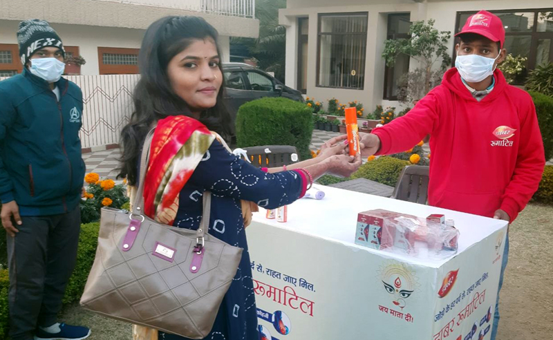 Dabur representative and a devotee at Darshanarthi Seva Shivir. Dabur representative and a devotee at Darshanarthi Seva Shivir.