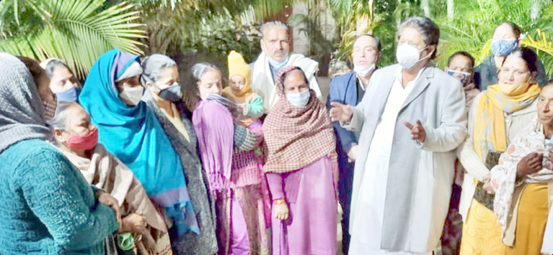 PCC leader Raman Bhalla interacting with aggrieved people of Qasim Nagar, Bahu Fort on Sunday. PCC leader Raman Bhalla interacting with aggrieved people of Qasim Nagar, Bahu Fort on Sunday.