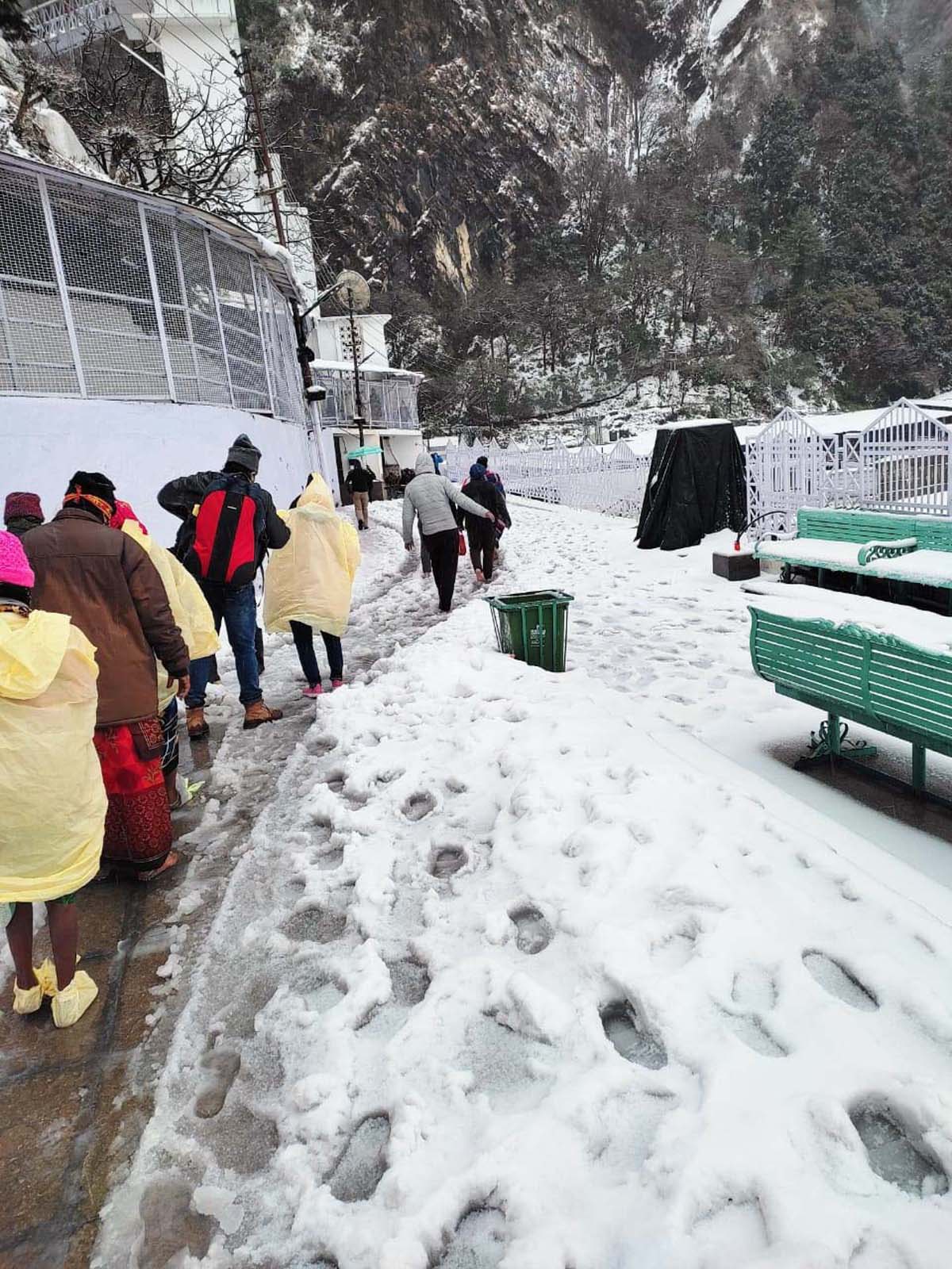 Vaishnodevi shrine, Patnitop, Gulmarg, other places receive fresh