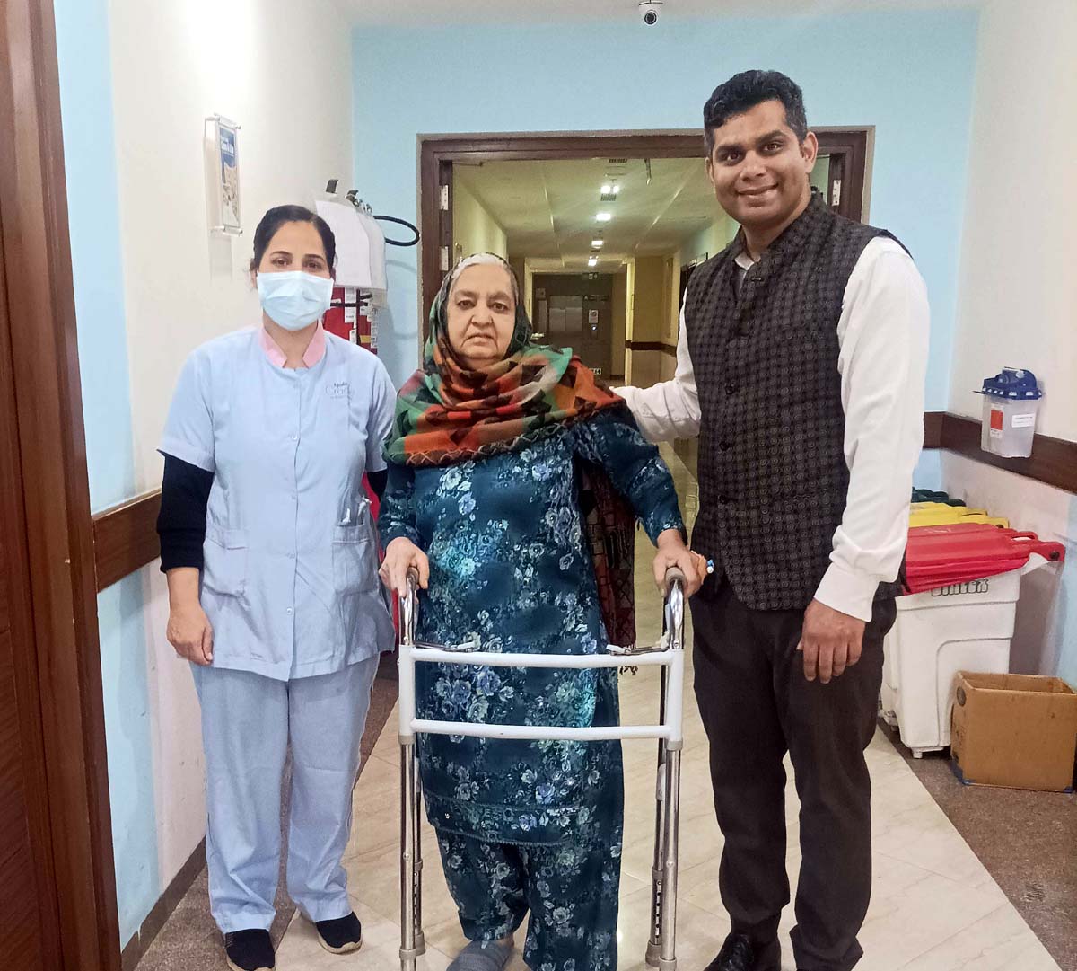 Dr Sumit Mahajan posing with a patient on whom he performed hip & knee replacement simultaneously. Dr Sumit Mahajan posing with a patient on whom he performed hip & knee replacement simultaneously.