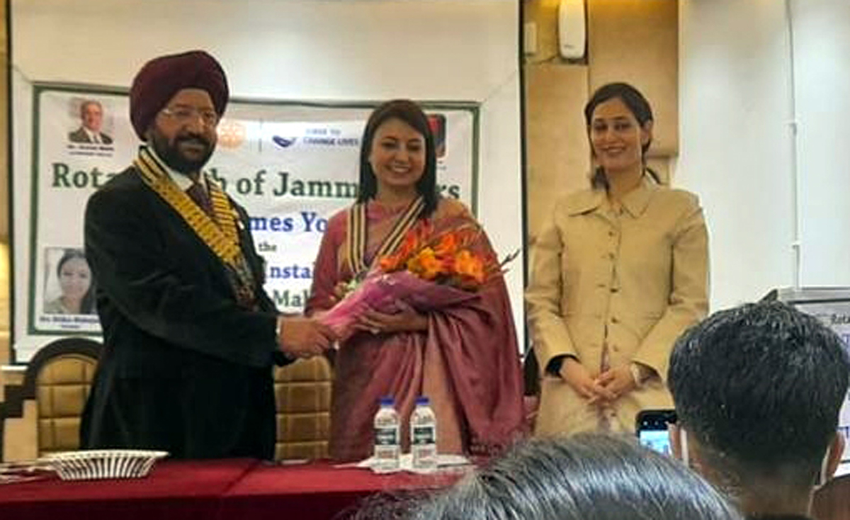 Rotarian Harmeet Singh Dua presenting bouquet to Ritika Mahajan, the new president of RC 'Jammu Stars'. Rotarian Harmeet Singh Dua presenting bouquet to Ritika Mahajan, the new president of RC 'Jammu Stars'.