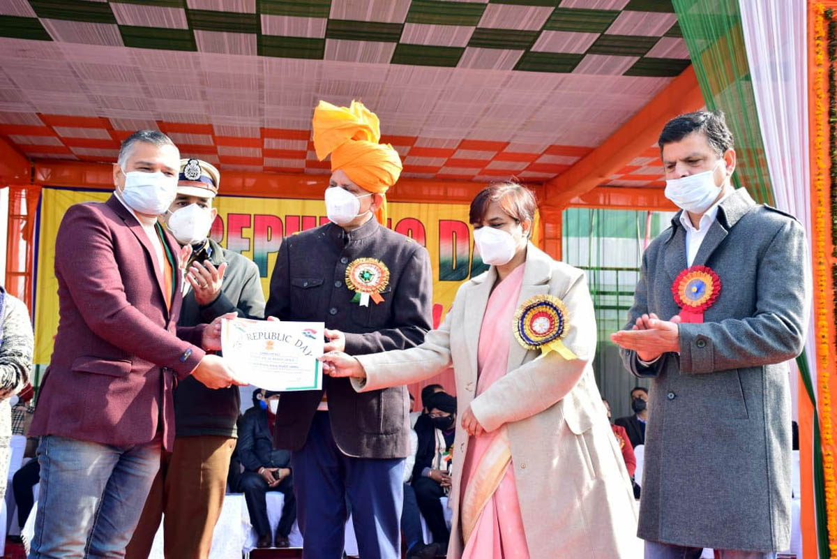 DC Samba Anuradha Gupta and DDC Chairman Samba Keshav Sharma presenting 'District Award' to KVK Samba. DC Samba Anuradha Gupta and DDC Chairman Samba Keshav Sharma presenting 'District Award' to KVK Samba.