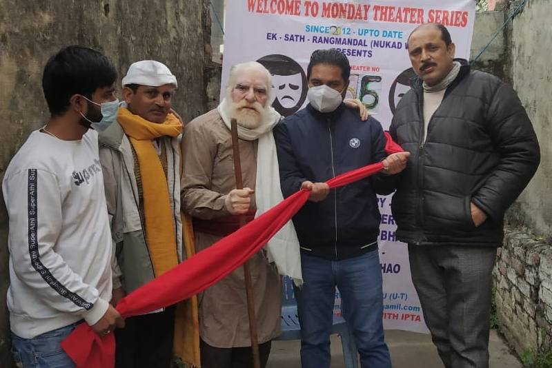 Artists presenting nukkad play 'Aatam Vishwas' at Lakshmi Nagar Jammu on Monday. Artists presenting nukkad play 'Aatam Vishwas' at Lakshmi Nagar Jammu on Monday.