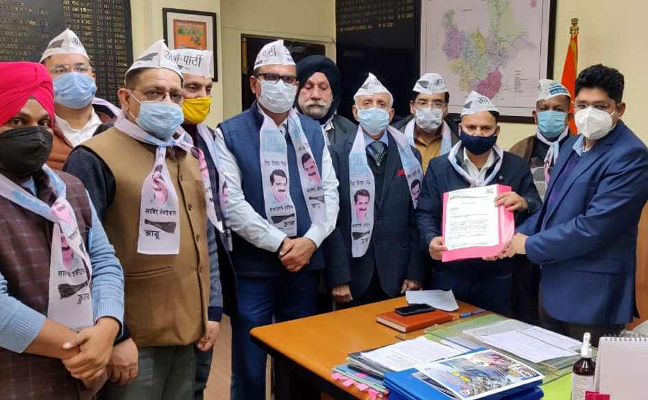 AAP delegation submitting memorandum to Divisional Commissioner Jammu. AAP delegation submitting memorandum to Divisional Commissioner Jammu.