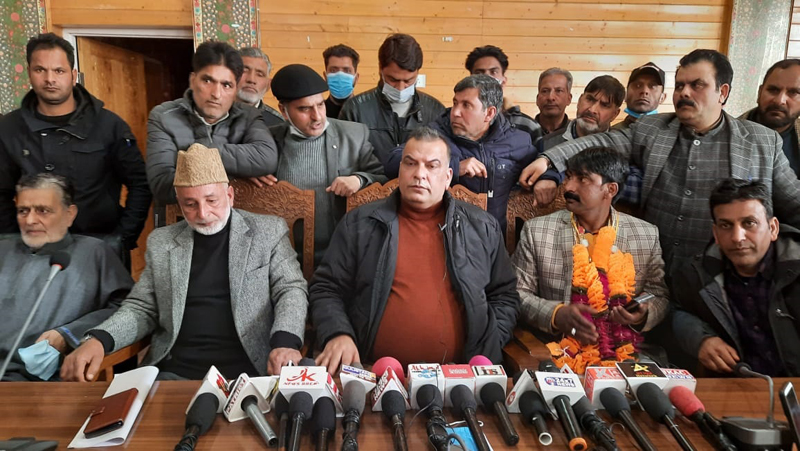 Contractors addressing joint press conference at Sumbal in Bandipora on Thursday. Contractors addressing joint press conference at Sumbal in Bandipora on Thursday.