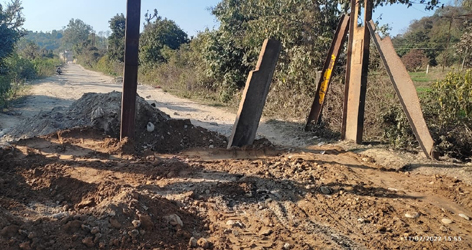 A view of blocked Lakhanpur link road. — Excelsior/Pardeep A view of blocked Lakhanpur link road. — Excelsior/Pardeep