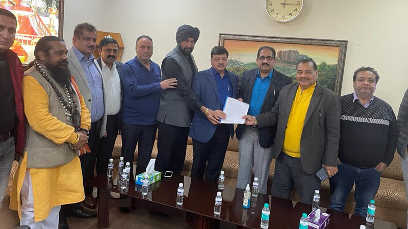 Narwal Mandi traders submitting charter of demands to CCI president in Jammu on Saturday. Narwal Mandi traders submitting charter of demands to CCI president in Jammu on Saturday.