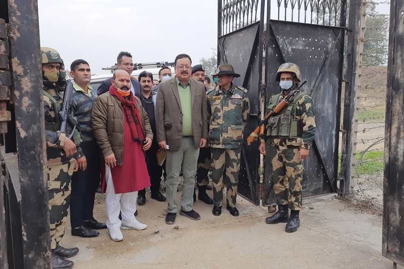 Principal Secretary to Govt, Agriculture Production and Animal Husbandry, Naveen Choudhary along with BSF personnel at Hiranagar border. — Excelsior/Pardeep Sharma