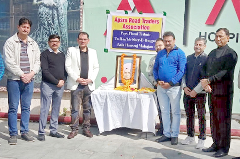 Office bearers of Apsara Road Traders’ Association paying floral tribute to Lala Hansraj Mahajan at Jammu on Saturday. Office bearers of Apsara Road Traders’ Association paying floral tribute to Lala Hansraj Mahajan at Jammu on Saturday.
