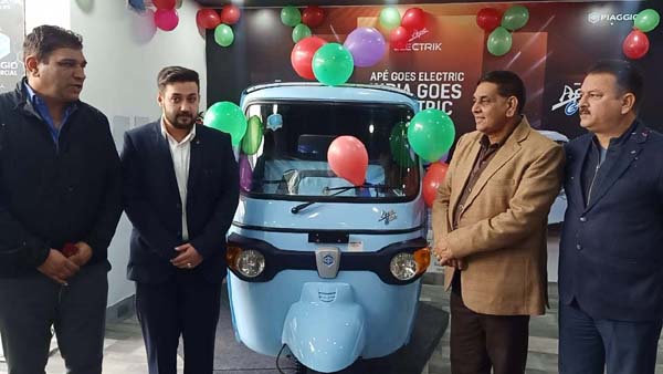 Mayor Chander Mohan and others during inauguration of Electric Vehicle dealership in Jammu.