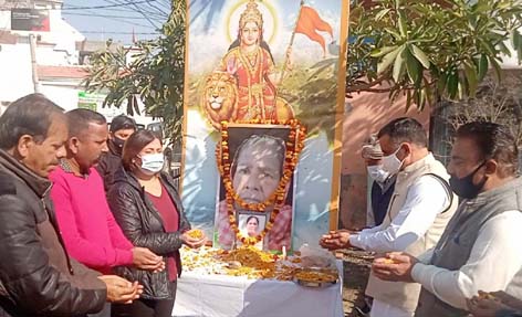 Councillor, Sanjay Baru along with others paying tributes to deceased JMC employee. Councillor, Sanjay Baru along with others paying tributes to deceased JMC employee.