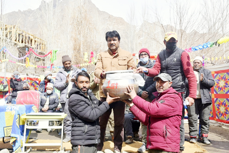 Winners being awarded by Dignitories Winners being awarded by dignitaries : Excelsior: Basharat Ladakhi