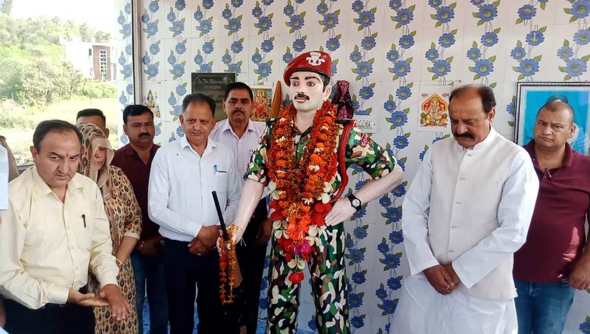 BJP senior vice president and former Minister, Surjit Singh Slathia and other dignitaries paying tributes to martyr Rakesh Kumar on Monday. — Excelsior/ Nischant BJP senior vice president and former Minister, Surjit Singh Slathia and other dignitaries paying tributes to martyr Rakesh Kumar on Monday. — Excelsior/ Nischant