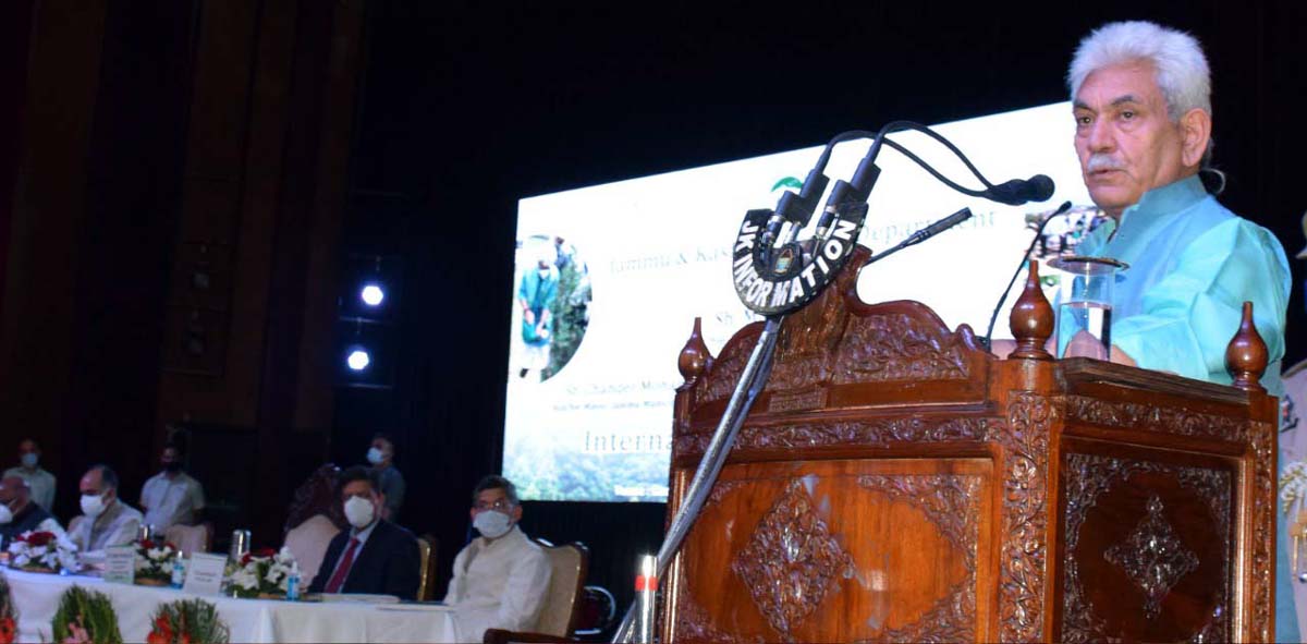 जम्मू में अंतर्राष्ट्रीय वन दिवस के अवसर पर बोलते हुए उपराज्यपाल मनोज सिन्हा।