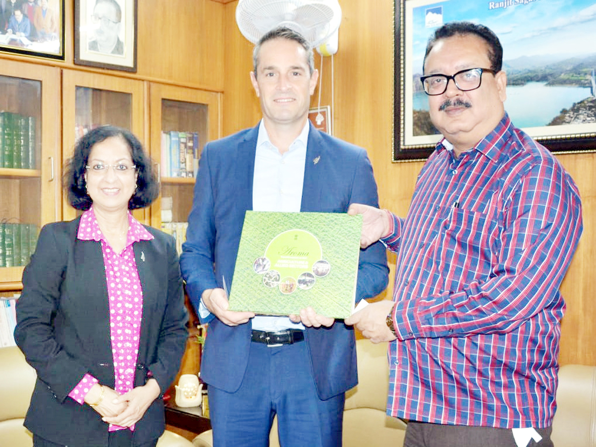 Principal Secretary Navin Choudhary with New Zealand team. Principal Secretary Navin Choudhary with New Zealand team.