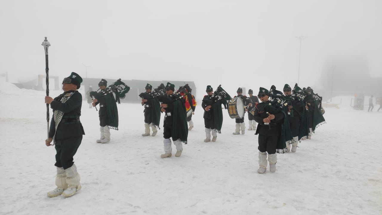 b55a6116-ab56-4125-bf7d-fd530d5c5010 Participants of Amrit Jyoti Gulmarg Winter Festival at Gulmarg on Friday.