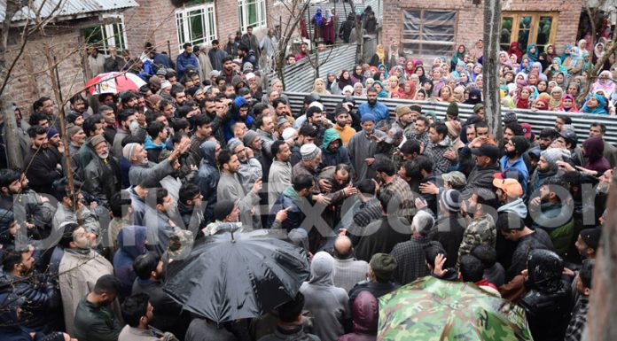 Large number of people join burial of the young girl killed in grenade blast in Srinagar on Monday. —Excelsior/Shakeel