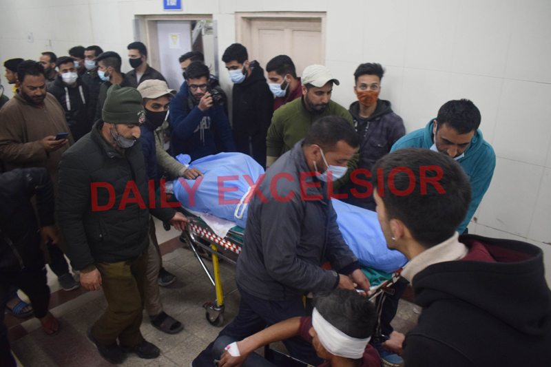 page1-3 Relatives carry the body of Sarpanch on stretcher who was killed by militants outside his residence in Khonmoh. —Excelsior/Shakeel