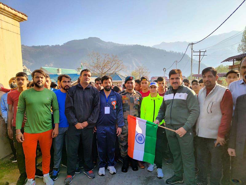 DDC Chairman Dhananter Singh along with other dignitaries flagging of marathan at Bhaderwah on Sunday. - Excelsior/Tilak Raj DDC Chairman Dhananter Singh along with other dignitaries flagging of marathan at Bhaderwah on Sunday. - Excelsior/Tilak Raj