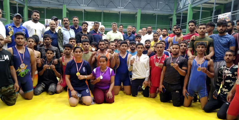 Dignitaries and medal winners posing for group photograph. Dignitaries and medal winners posing for group photograph.
