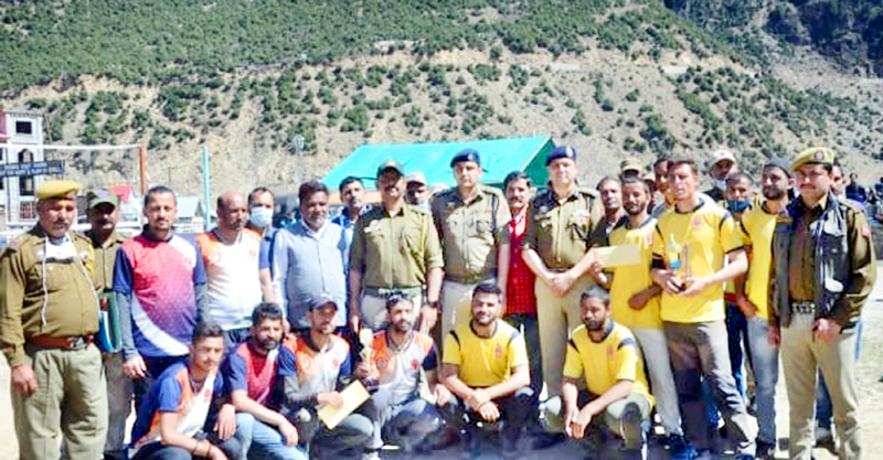 Winners posing for a group photograph with Police officers at Kishtwar. -Excelsior/Tilak Raj