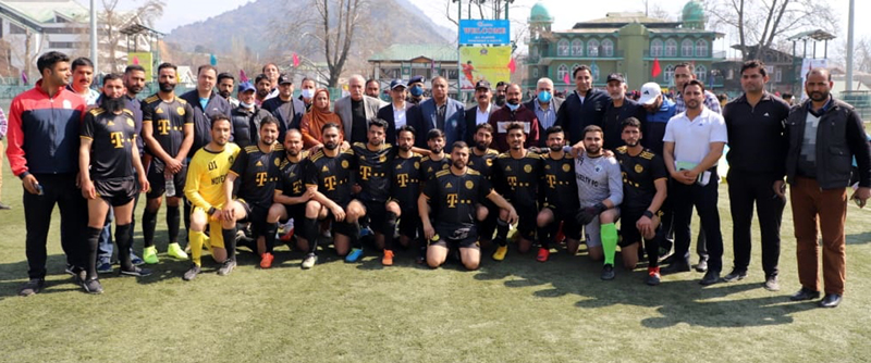 ADGP Armed SJM Gillani posing for group photograph along with others during the inaugural ceremony of Police Martyrs Tournament at Srinagar on Thursday. Winning team posing for a group photograph with officials of Hockey J&K at KK Hakku Stadium.