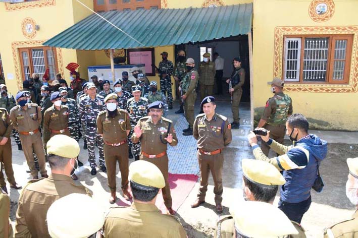DGP Dilbag Singh interacting with security personnel in Srinagar on Friday.