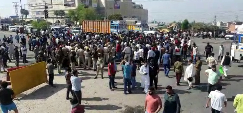 People protesting at Kathua against the increasing road accidents on Sunday. —Excelsior/Pardeep Sharma People protesting at Kathua against the increasing road accidents on Sunday. —Excelsior/Pardeep Sharma