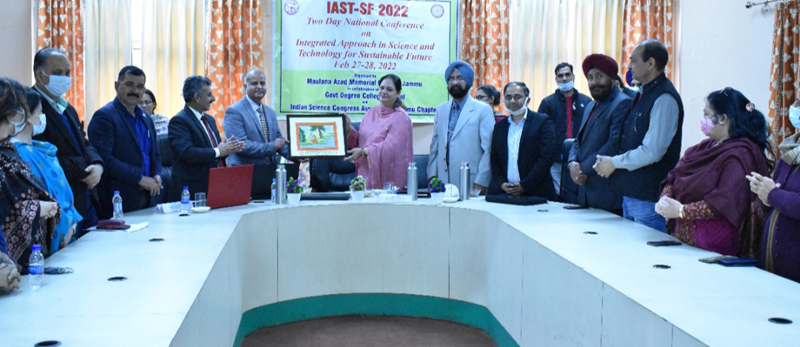 Principal MAM College presenting a memento to Director Colleges during valedictory function of two-day national conference.