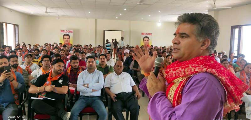BJP J&K president , Ravinder Raina addressing All Morchas meeting at Reasi on Sunday. -Excelsior/Mengi BJP J&K president , Ravinder Raina addressing All Morchas meeting at Reasi on Sunday. -Excelsior/Mengi