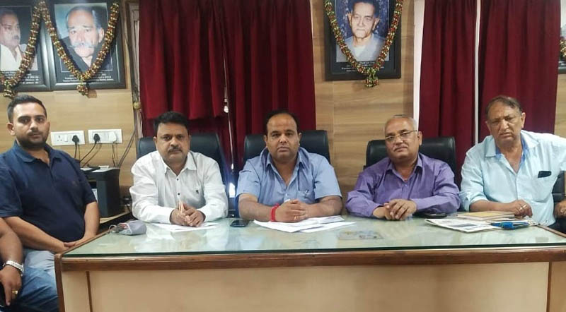 Office bearers of Traders Federation Warehouse Nehru Market during a meeting at Jammu on Wednesday. Office bearers of Traders Federation Warehouse Nehru Market during a meeting at Jammu on Wednesday.