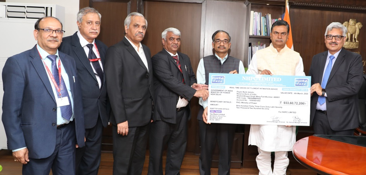 AK Singh, CMD, NHPC handing over interim dividend payout advice to RK Singh, Union Minister of Power, New and Renewable Energy.