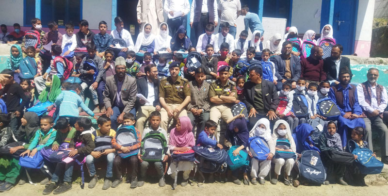 Senior police officers and beneficiaries posing for group photograph. —Excelsior/Rafi Choudhary Senior police officers and beneficiaries posing for group photograph. —Excelsior/Rafi Choudhary