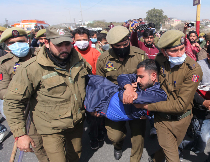 Cops lifting protesters from dharna on Tawi bridge on Monday. -Excelsior/Rakesh Cops lifting protesters from dharna on Tawi bridge on Monday. -Excelsior/Rakesh