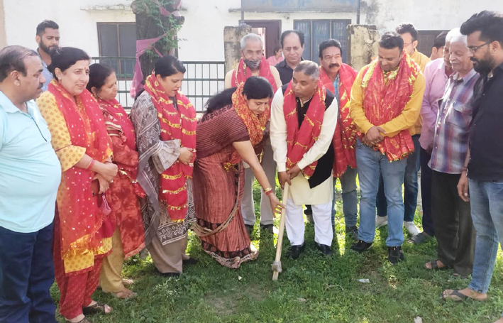 Former president BJP and Ex Minister, Sat Sharma along with Dy Mayor, Purnima Sharma kick starting upgradation work of parks in Ward 37 on Thursday.