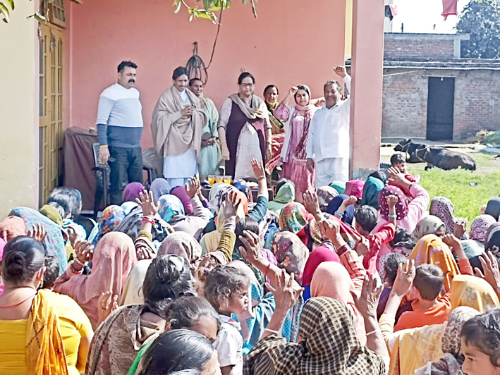 NC leader, Bimla Luthra at a meeting in village Dali, Vijaypur. NC leader, Bimla Luthra at a meeting in village Dali, Vijaypur.