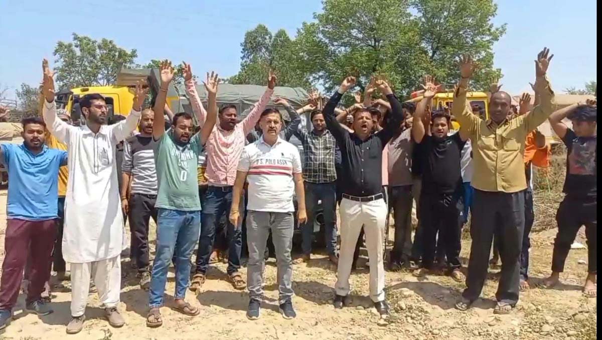 People protesting against Mining Department at Samba on Friday. -Excelsior/Nischant People protesting against Mining Department at Samba on Friday. -Excelsior/Nischant